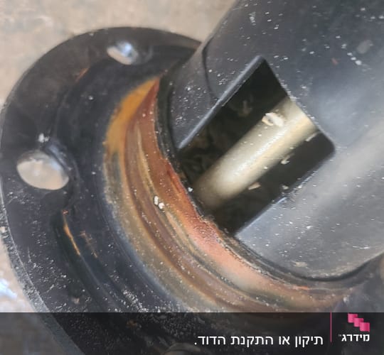 חלק תחתון של דוד שמש עם חלודה